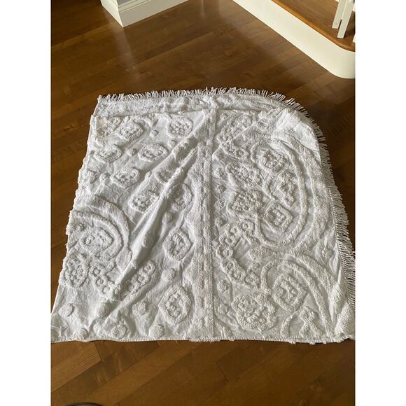 Columbine Cody Home Collection white chenille bedspread fringe full bed - Picture 6 of 12